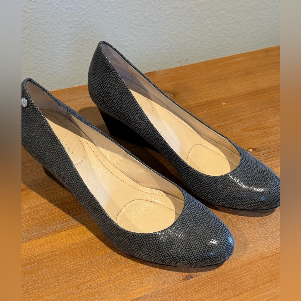 Calvin Klein Womens 7 Saxton Heels Wedge Shoes Pumps Snakeskin Look